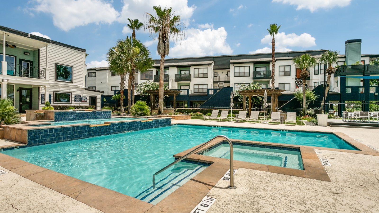 Luxury Apartment Amenities at Pearce on the Lake